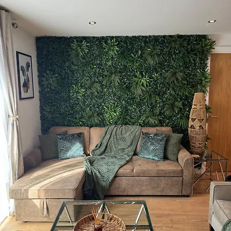 דירה Velvet Leaf Retreat - 2 Bedrooms, 3 Beds, Ensuites, Park Views, Free Parking