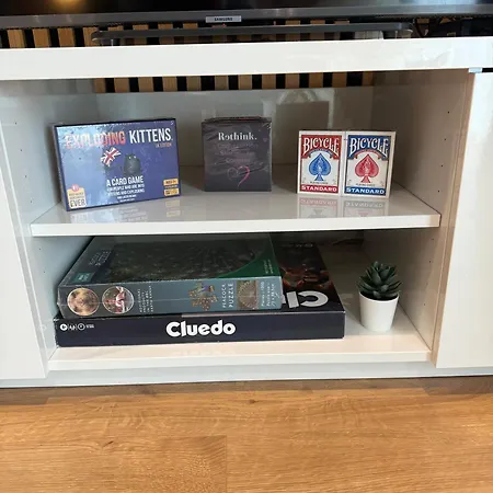 Апартаменты Velvet Leaf Retreat - 2 Bedrooms, 3 Beds, Ensuites, Park Views, Free Parking *