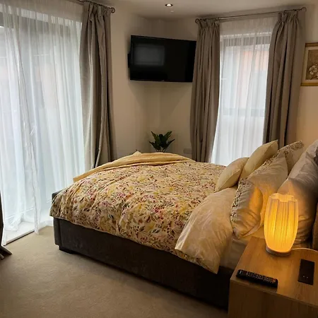 Апартаменты Velvet Leaf Retreat - 2 Bedrooms, 3 Beds, Ensuites, Park Views, Free Parking Лидс