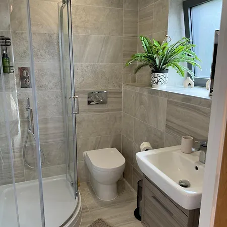 Velvet Leaf Retreat - 2 Bedrooms, 3 Beds, Ensuites, Park Views, Free Parking Appartement