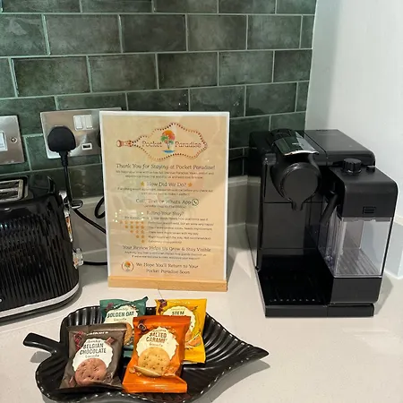Velvet Leaf Retreat - 2 Bedrooms, 3 Beds, Ensuites, Park Views, Free Parking Appartement Leeds (West Yorkshire)