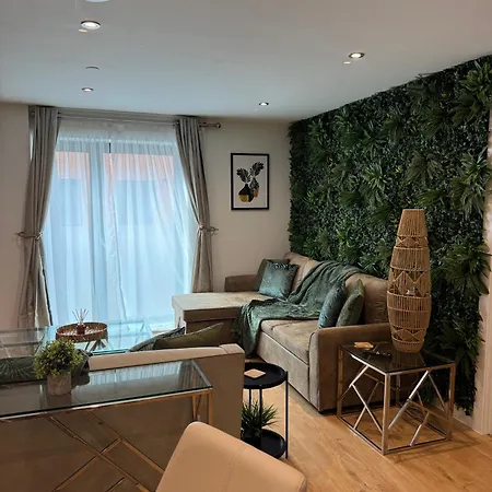 Velvet Leaf Retreat - 2 Bedrooms, 3 Beds, Ensuites, Park Views, Free Parking *