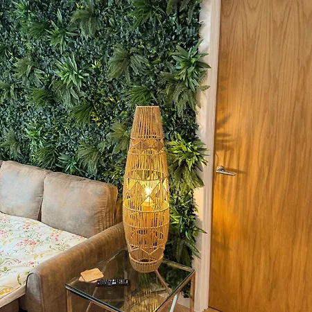 Апартаменты Velvet Leaf Retreat - 2 Bedrooms, 3 Beds, Ensuites, Park Views, Free Parking *