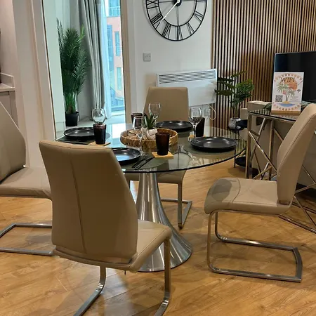 Апартаменты Velvet Leaf Retreat - 2 Bedrooms, 3 Beds, Ensuites, Park Views, Free Parking Лидс