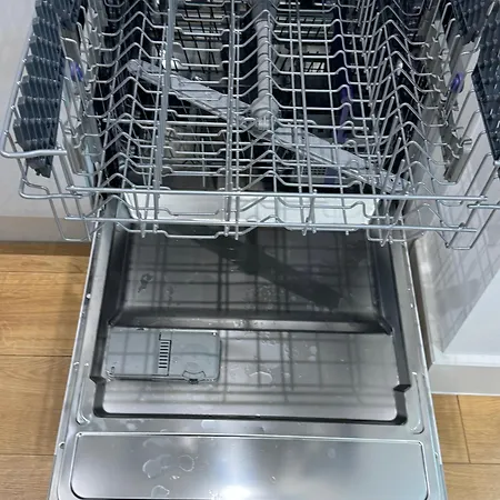 Velvet Leaf Retreat - 2 Bedrooms, 3 Beds, Ensuites, Park Views, Free Parking *