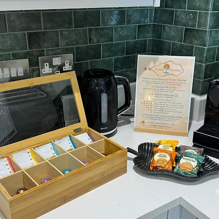 Velvet Leaf Retreat - 2 Bedrooms, 3 Beds, Ensuites, Park Views, Free Parking