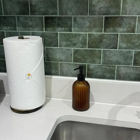 Velvet Leaf Retreat - 2 Bedrooms, 3 Beds, Ensuites, Park Views, Free Parking Апартаменты