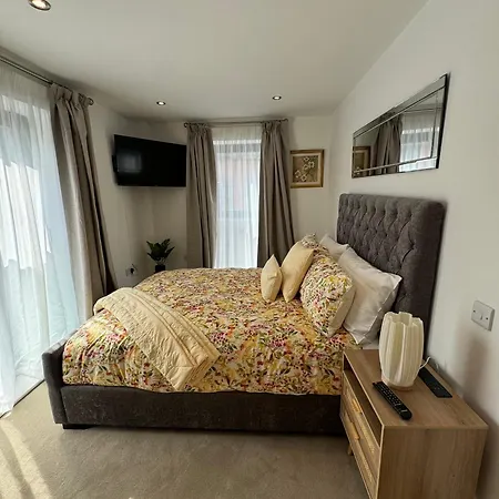 Velvet Leaf Retreat - 2 Bedrooms, 3 Beds, Ensuites, Park Views, Free Parking Appartement *