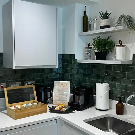 Velvet Leaf Retreat - 2 Bedrooms, 3 Beds, Ensuites, Park Views, Free Parking Апартаменты Лидс