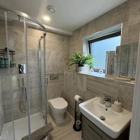 Velvet Leaf Retreat - 2 Bedrooms, 3 Beds, Ensuites, Park Views, Free Parking Лидс