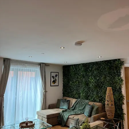 Velvet Leaf Retreat - 2 Bedrooms, 3 Beds, Ensuites, Park Views, Free Parking * Leeds (West Yorkshire)