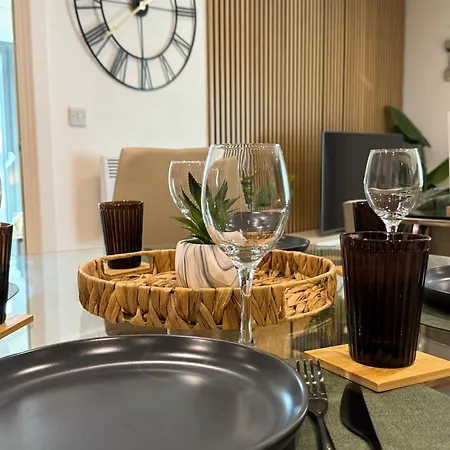 Velvet Leaf Retreat - 2 Bedrooms, 3 Beds, Ensuites, Park Views, Free Parking * Leeds (West Yorkshire)