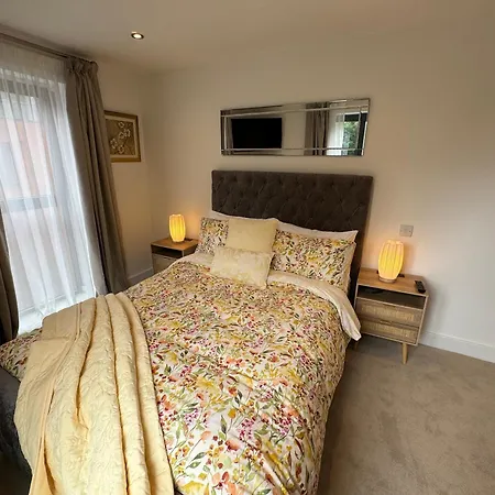 Апартаменты Velvet Leaf Retreat - 2 Bedrooms, 3 Beds, Ensuites, Park Views, Free Parking *