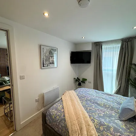 Velvet Leaf Retreat - 2 Bedrooms, 3 Beds, Ensuites, Park Views, Free Parking Appartement Leeds (West Yorkshire)
