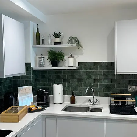 Velvet Leaf Retreat - 2 Bedrooms, 3 Beds, Ensuites, Park Views, Free Parking *