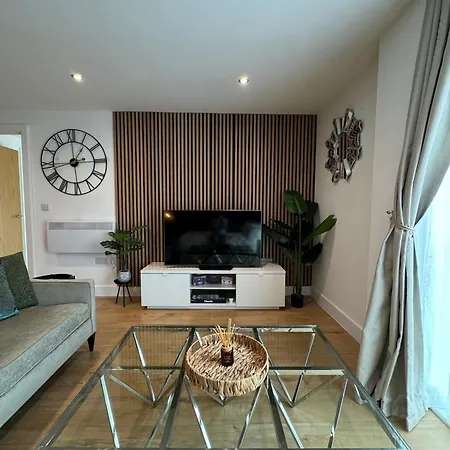 Velvet Leaf Retreat - 2 Bedrooms, 3 Beds, Ensuites, Park Views, Free Parking Appartement