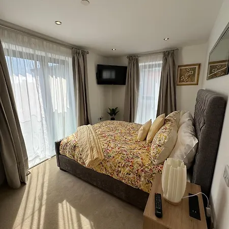Velvet Leaf Retreat - 2 Bedrooms, 3 Beds, Ensuites, Park Views, Free Parking Appartement *