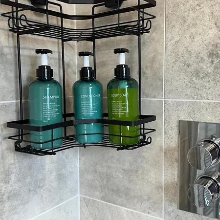 Апартаменты Velvet Leaf Retreat - 2 Bedrooms, 3 Beds, Ensuites, Park Views, Free Parking Лидс