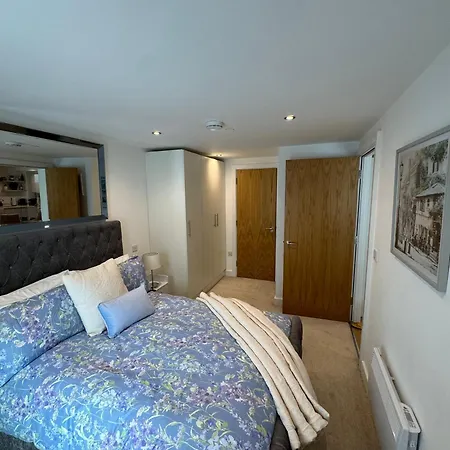 Velvet Leaf Retreat - 2 Bedrooms, 3 Beds, Ensuites, Park Views, Free Parking