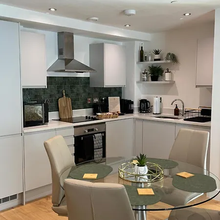 Velvet Leaf Retreat - 2 Bedrooms, 3 Beds, Ensuites, Park Views, Free Parking