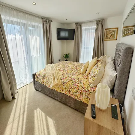 Velvet Leaf Retreat - 2 Bedrooms, 3 Beds, Ensuites, Park Views, Free Parking Appartement *