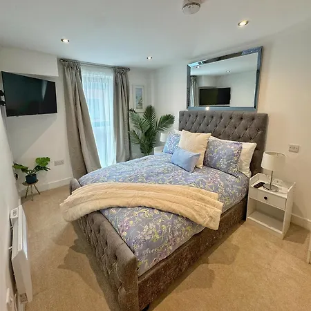 Velvet Leaf Retreat - 2 Bedrooms, 3 Beds, Ensuites, Park Views, Free Parking * Leeds (West Yorkshire)
