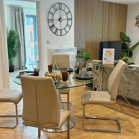 Velvet Leaf Retreat - 2 Bedrooms, 3 Beds, Ensuites, Park Views, Free Parking