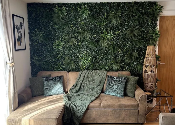 Апартаменти Velvet Leaf Retreat - 2 Bedrooms, 3 Beds, Ensuites, Park Views, Free Parking Лідс