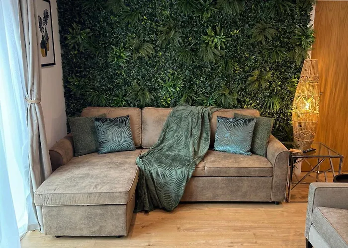 Апартаменти Velvet Leaf Retreat - 2 Bedrooms, 3 Beds, Ensuites, Park Views, Free Parking *