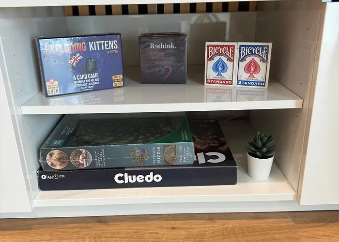 Апартаменти Velvet Leaf Retreat - 2 Bedrooms, 3 Beds, Ensuites, Park Views, Free Parking *