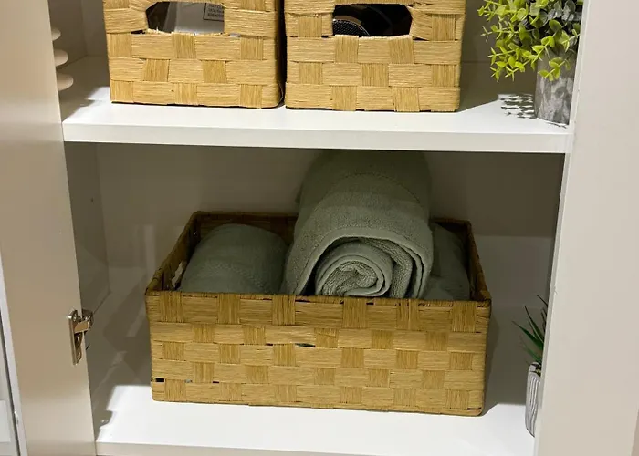 Velvet Leaf Retreat - 2 Bedrooms, 3 Beds, Ensuites, Park Views, Free Parking Апартаменти Лідс