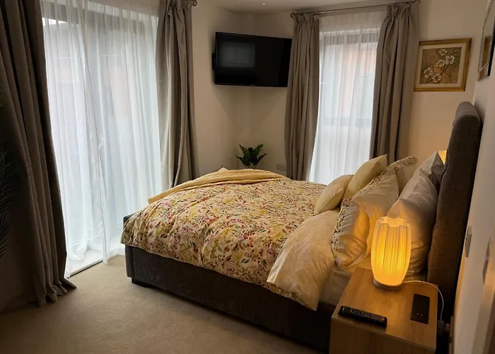 Апартаменти Velvet Leaf Retreat - 2 Bedrooms, 3 Beds, Ensuites, Park Views, Free Parking Лідс