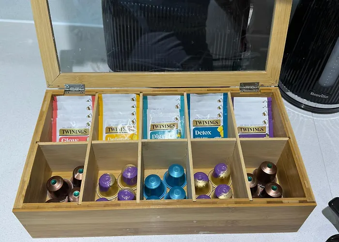 Velvet Leaf Retreat - 2 Bedrooms, 3 Beds, Ensuites, Park Views, Free Parking