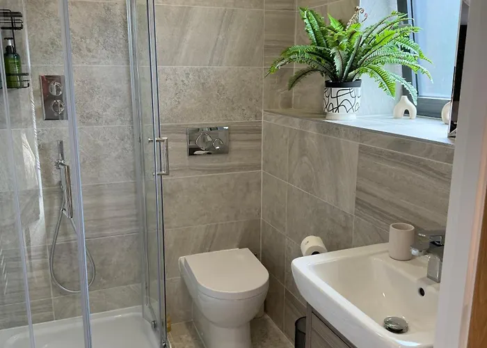 Velvet Leaf Retreat - 2 Bedrooms, 3 Beds, Ensuites, Park Views, Free Parking Апартаменти