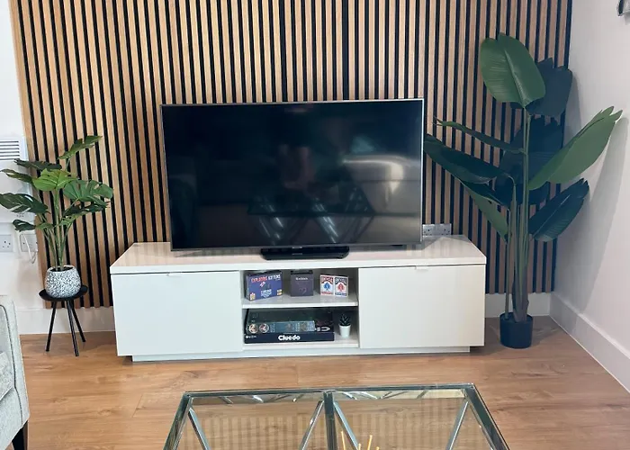 Апартаменти Velvet Leaf Retreat - 2 Bedrooms, 3 Beds, Ensuites, Park Views, Free Parking *