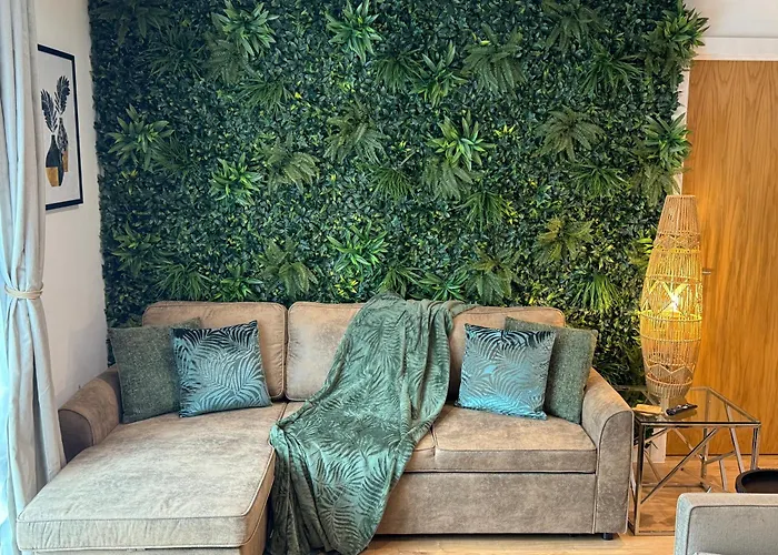 Апартаменти Velvet Leaf Retreat - 2 Bedrooms, 3 Beds, Ensuites, Park Views, Free Parking Лідс