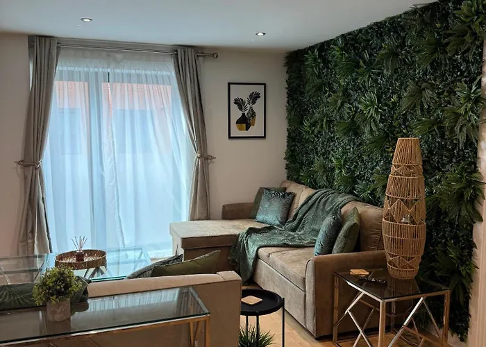 Velvet Leaf Retreat - 2 Bedrooms, 3 Beds, Ensuites, Park Views, Free Parking *