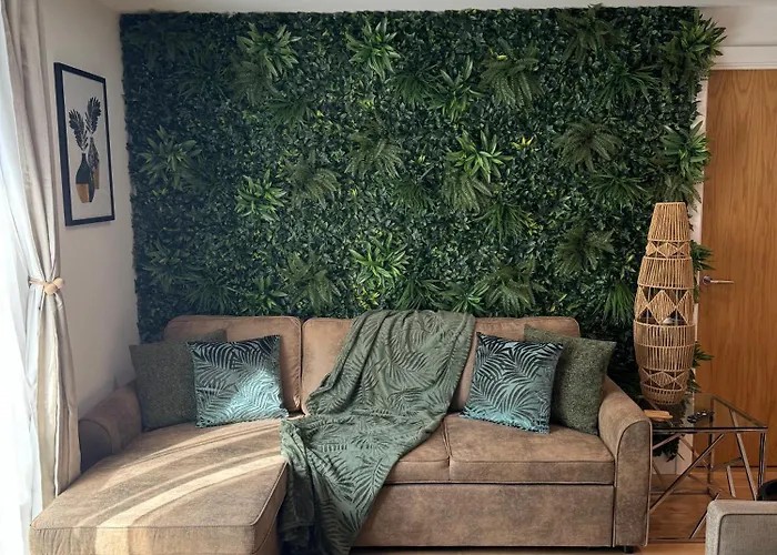 Апартаменти Velvet Leaf Retreat - 2 Bedrooms, 3 Beds, Ensuites, Park Views, Free Parking