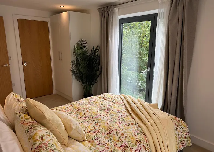 Velvet Leaf Retreat - 2 Bedrooms, 3 Beds, Ensuites, Park Views, Free Parking Апартаменти *