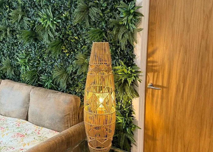 Апартаменти Velvet Leaf Retreat - 2 Bedrooms, 3 Beds, Ensuites, Park Views, Free Parking *