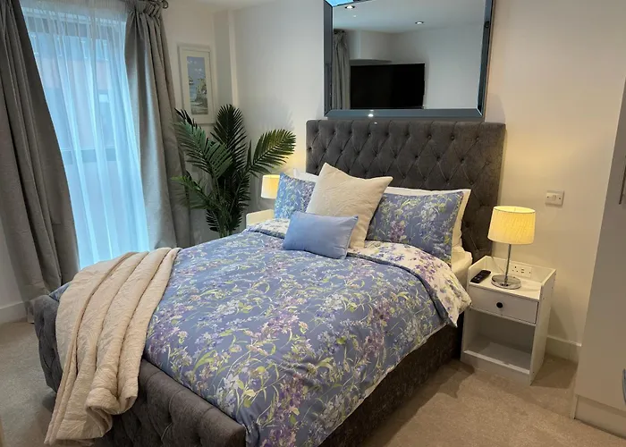 Velvet Leaf Retreat - 2 Bedrooms, 3 Beds, Ensuites, Park Views, Free Parking Апартаменти Лідс