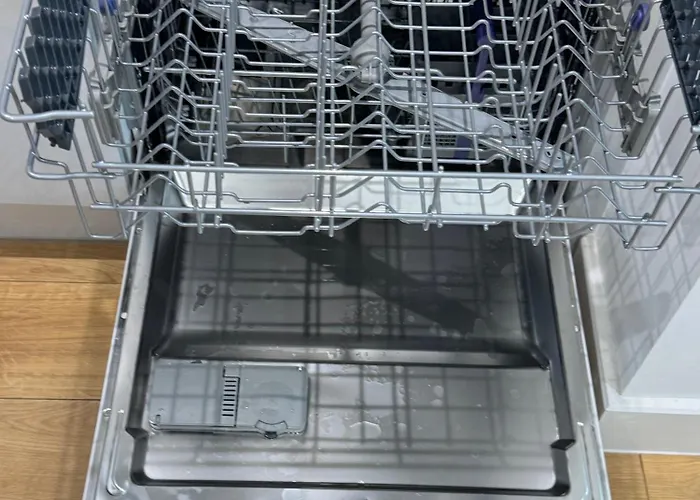 Velvet Leaf Retreat - 2 Bedrooms, 3 Beds, Ensuites, Park Views, Free Parking *