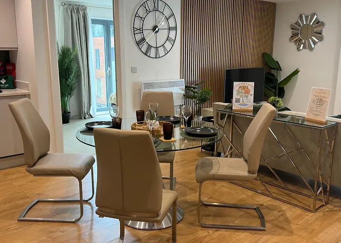 Velvet Leaf Retreat - 2 Bedrooms, 3 Beds, Ensuites, Park Views, Free Parking Лідс