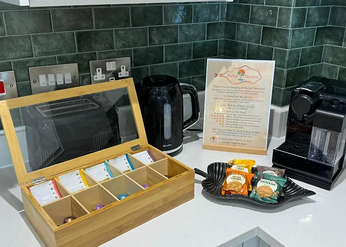 Velvet Leaf Retreat - 2 Bedrooms, 3 Beds, Ensuites, Park Views, Free Parking