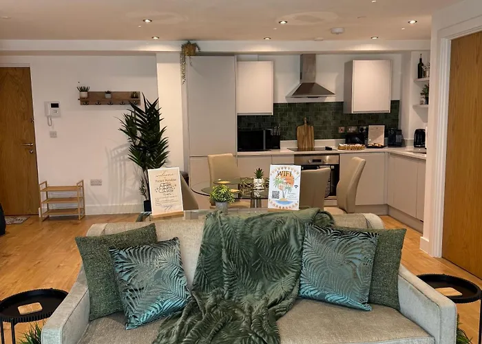 Velvet Leaf Retreat - 2 Bedrooms, 3 Beds, Ensuites, Park Views, Free Parking Апартаменти