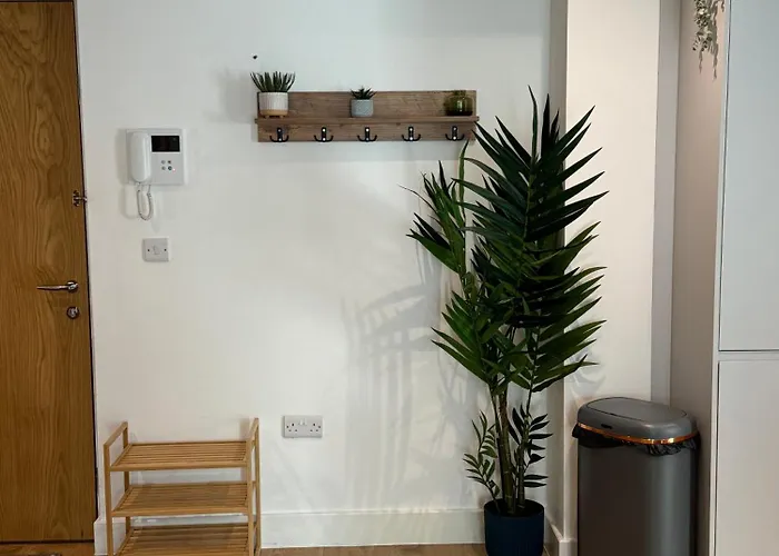 Апартаменти Velvet Leaf Retreat - 2 Bedrooms, 3 Beds, Ensuites, Park Views, Free Parking