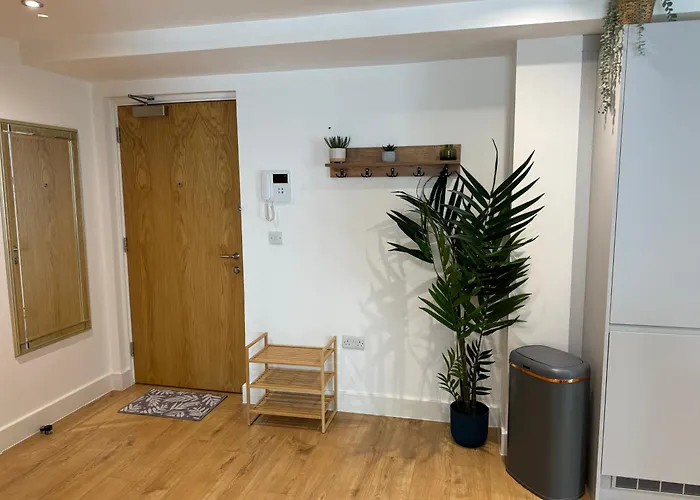 Velvet Leaf Retreat - 2 Bedrooms, 3 Beds, Ensuites, Park Views, Free Parking Апартаменти Лідс