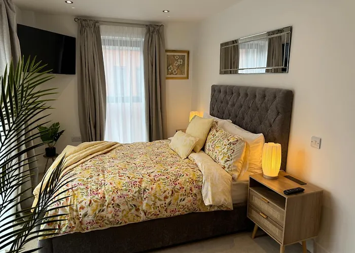 Апартаменти Velvet Leaf Retreat - 2 Bedrooms, 3 Beds, Ensuites, Park Views, Free Parking Лідс