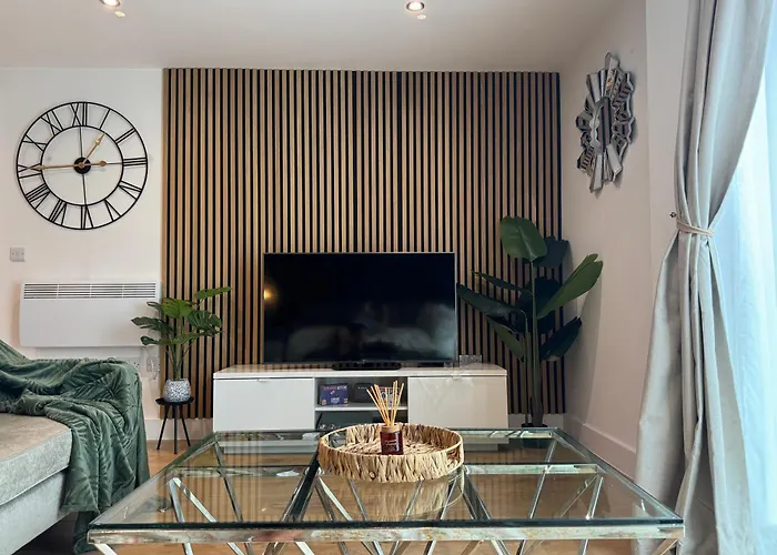 Velvet Leaf Retreat - 2 Bedrooms, 3 Beds, Ensuites, Park Views, Free Parking *