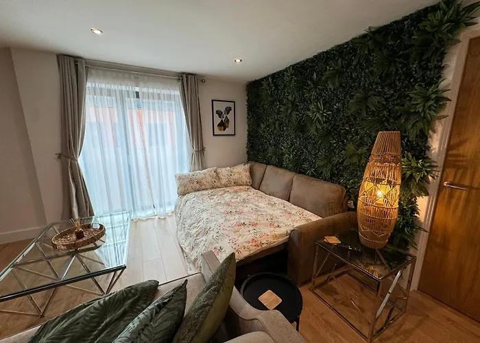 Velvet Leaf Retreat - 2 Bedrooms, 3 Beds, Ensuites, Park Views, Free Parking Лідс